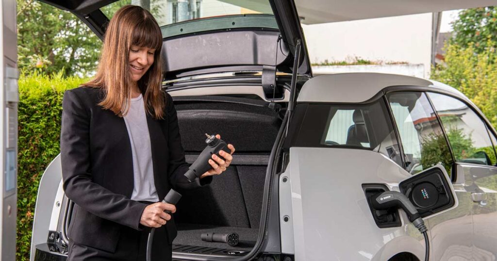 Новый смарт-кабель Bosch весит менее трех килограммов и позволяет заряжать автомобиль как на станции, так и дома - от обычной розетки